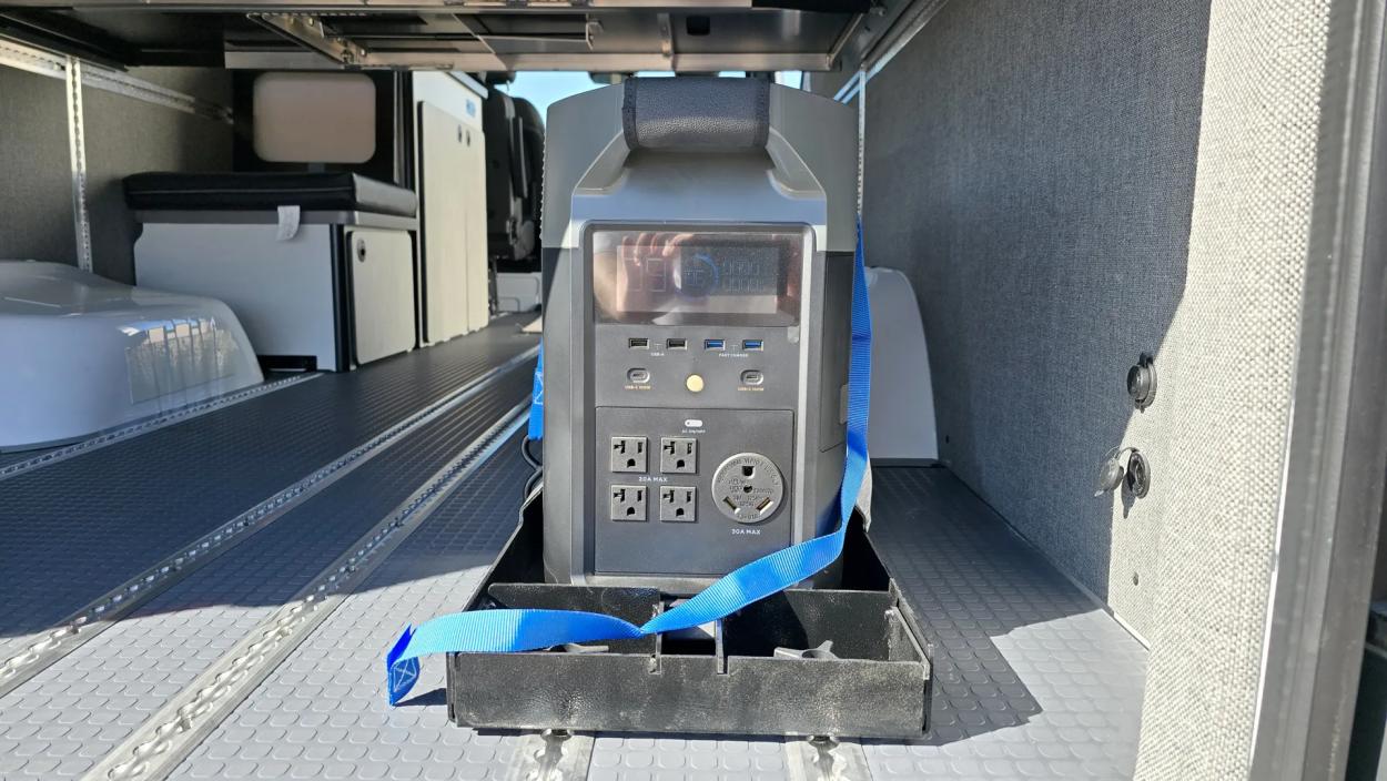 2023 Winnebago Adventure Wagon 70 SE | Photo 11 of 14