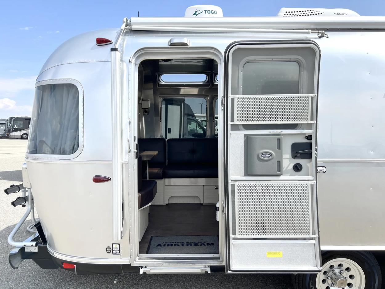 2019 Airstream International 27FB | Photo 3 of 19