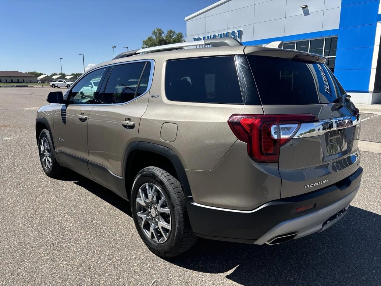 2023 GMC Acadia SLT | Photo 2 of 25