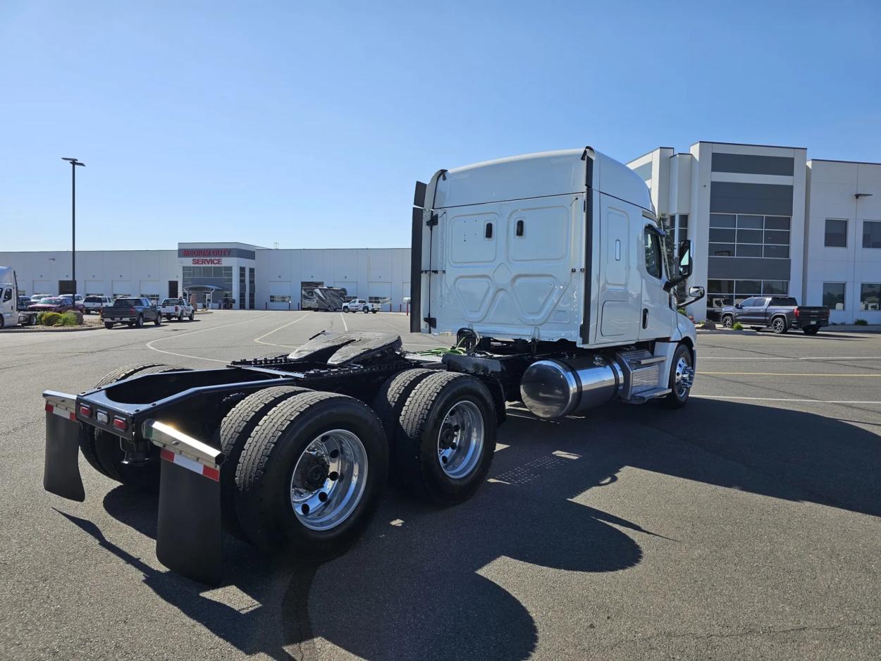 2021 Freightliner Cascadia 126 | Photo 5 of 22