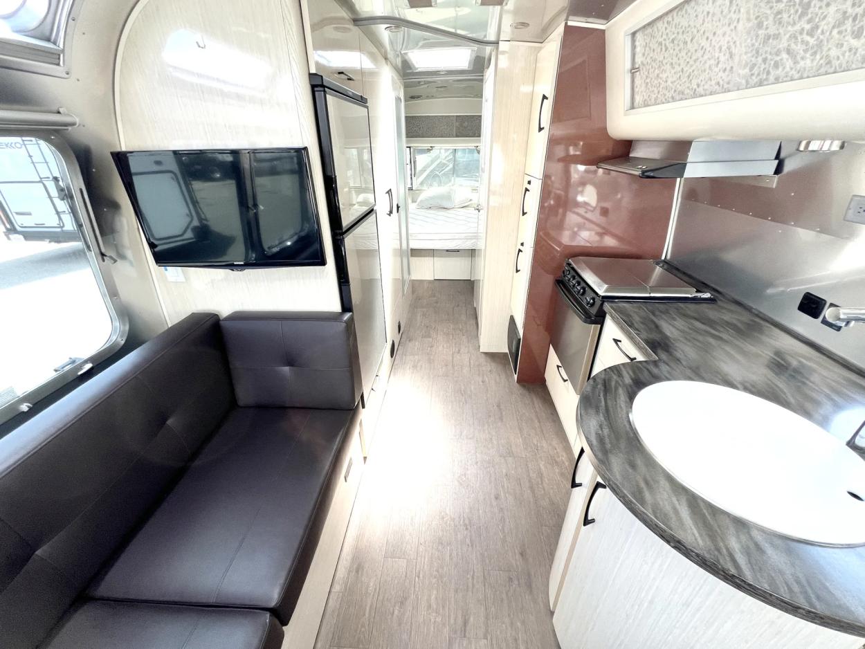 2019 Airstream International 27FB | Photo 4 of 19