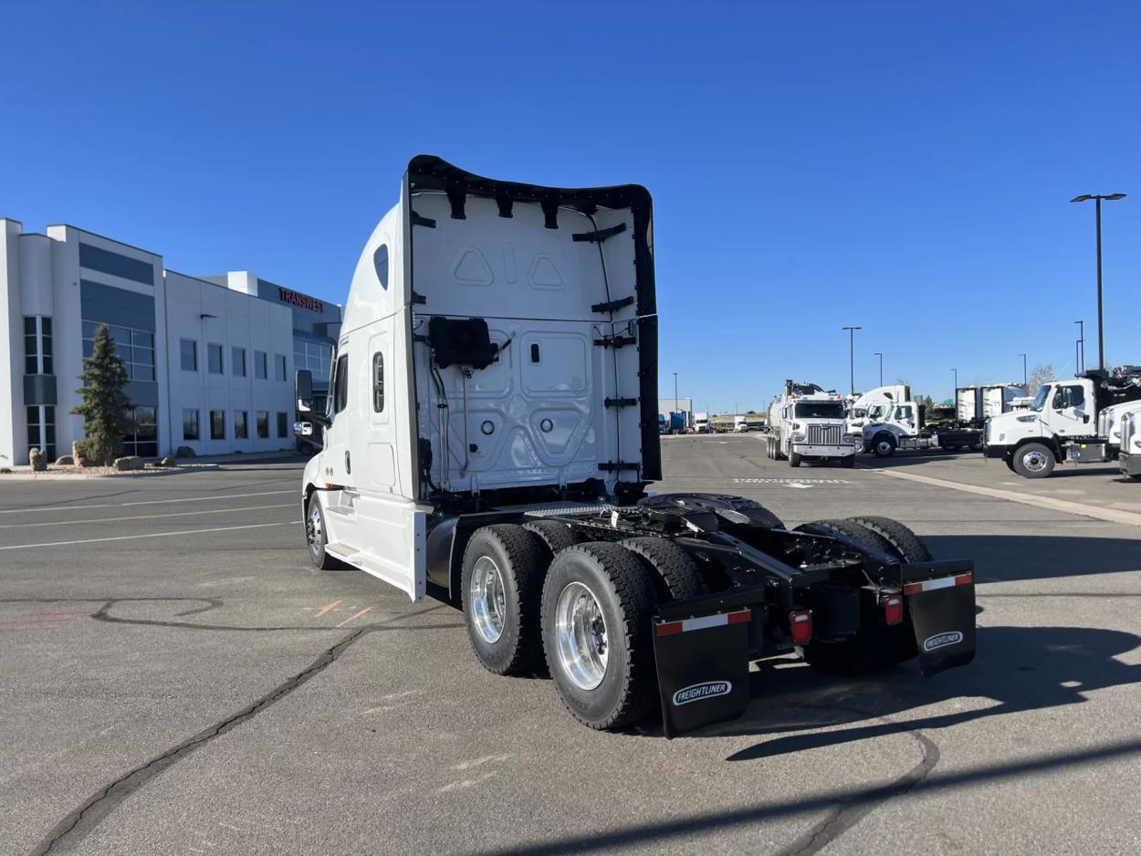 2025 Freightliner Cascadia 126 | Photo 4 of 18