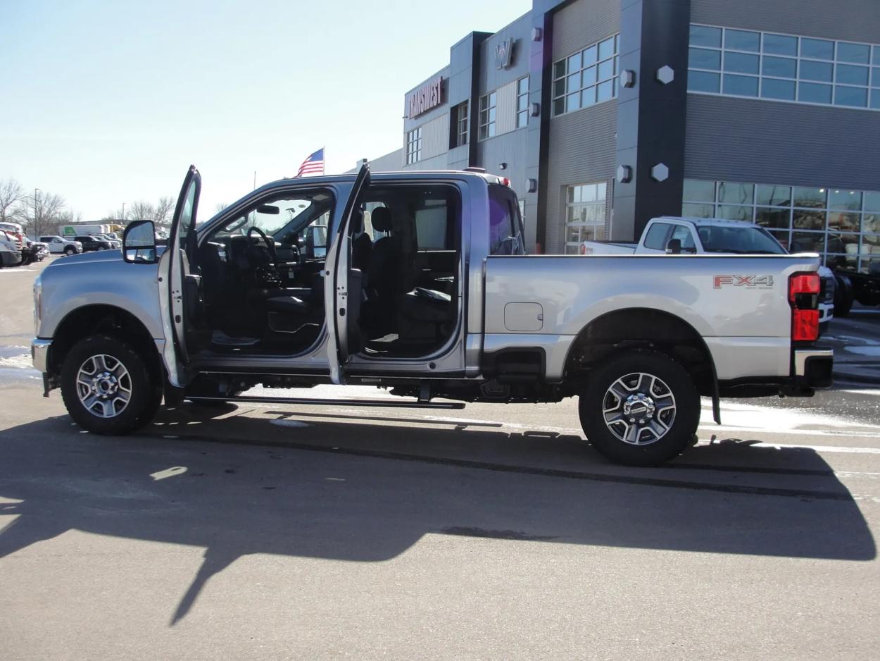 2024 Ford F-350 | Photo 9 of 15