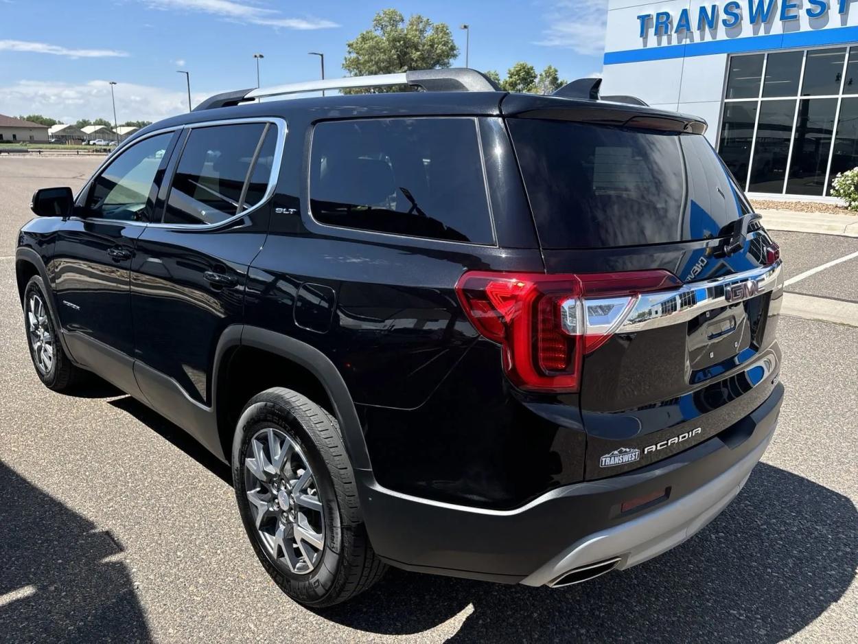 2023 GMC Acadia SLT | Photo 2 of 24