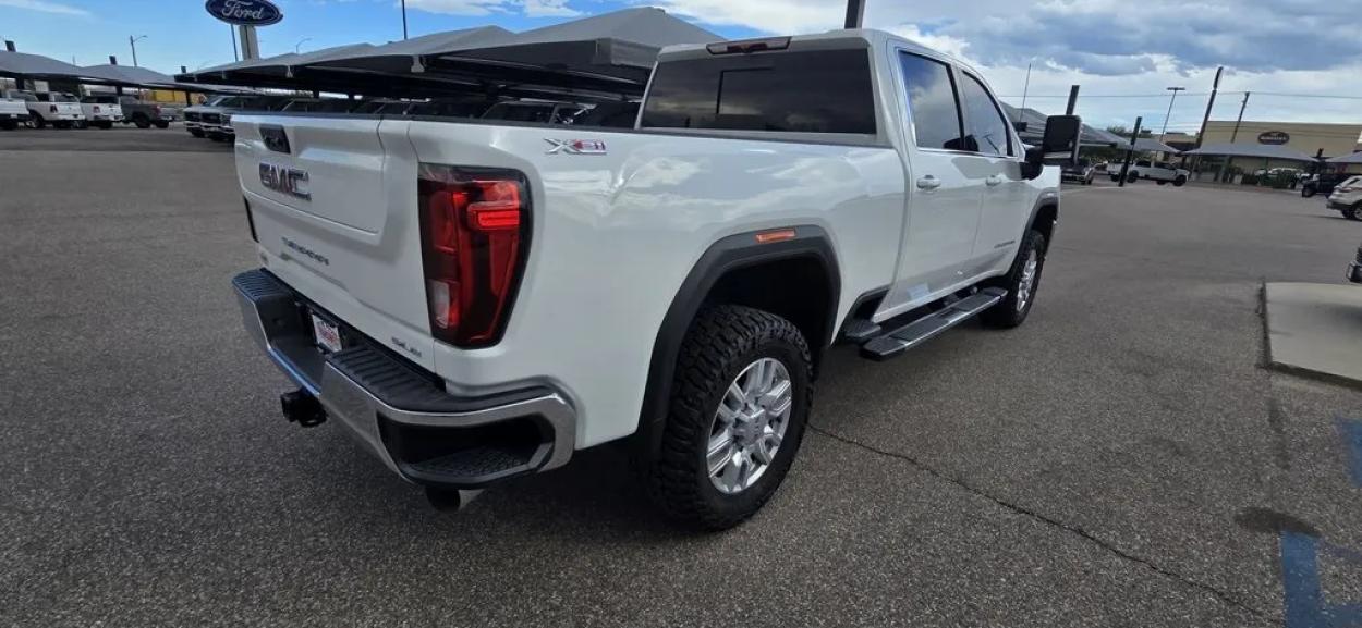 2023 GMC Sierra 2500HD | Photo 5 of 32