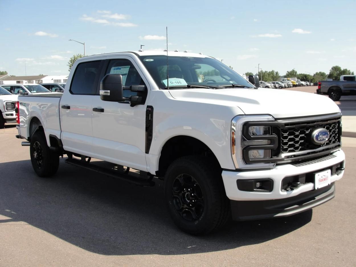 2024 Ford F-350 | Photo 7 of 17