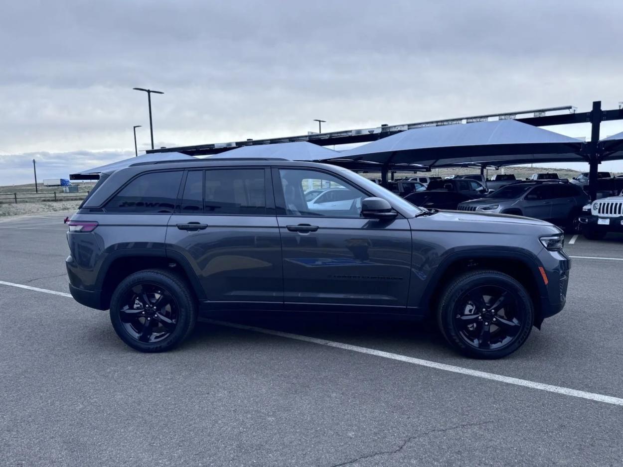 2024 Jeep Grand Cherokee Altitude X | Photo 3 of 17