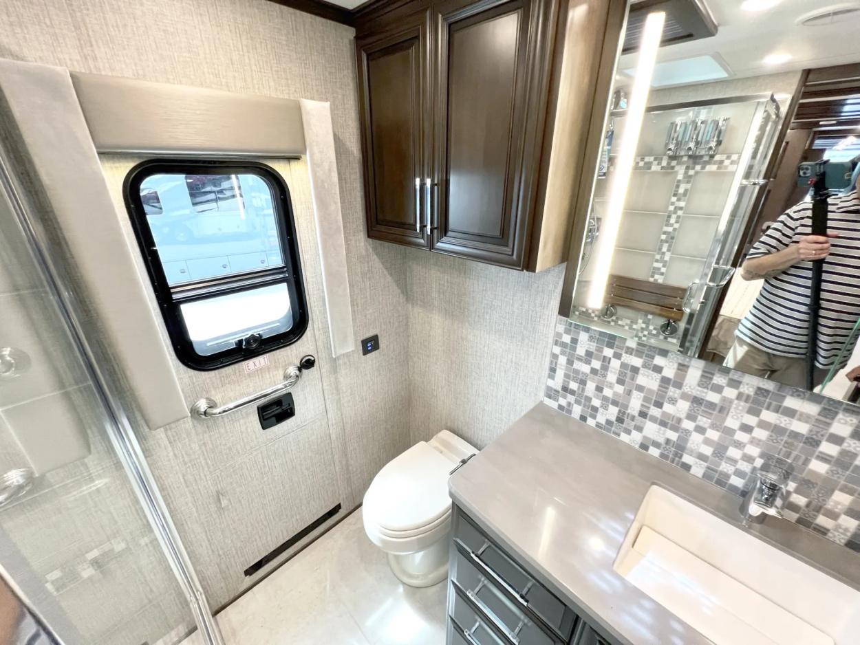 2023 Newmar Supreme Aire 4509 | Photo 22 of 37