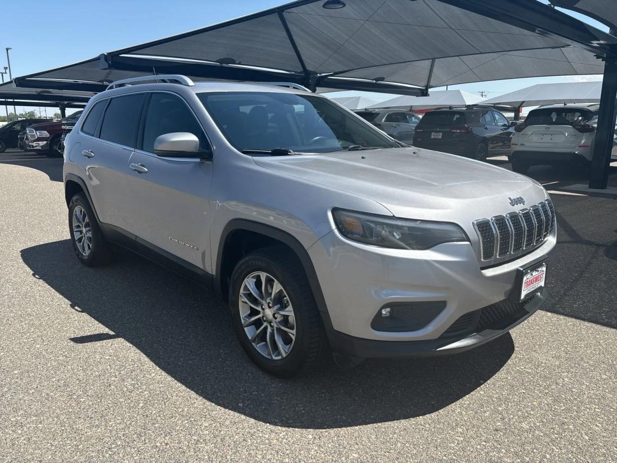 2019 Jeep Cherokee Latitude Plus | Photo 6 of 23