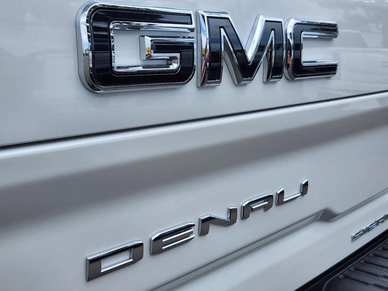 2024 GMC Sierra 2500HD Denali Ultimate | Photo 12 of 28