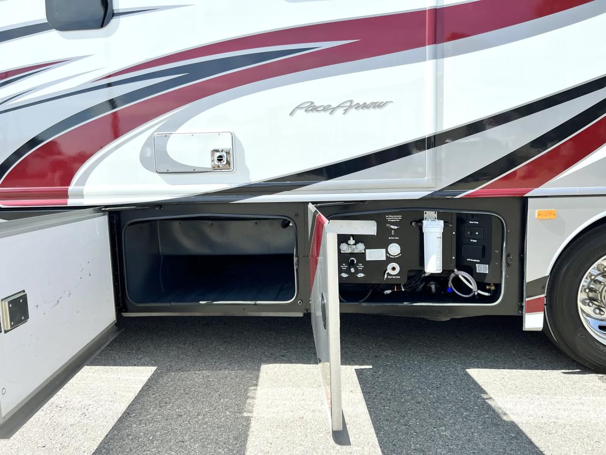 2017 Fleetwood Pace Arrow 33D | Photo 25 of 26