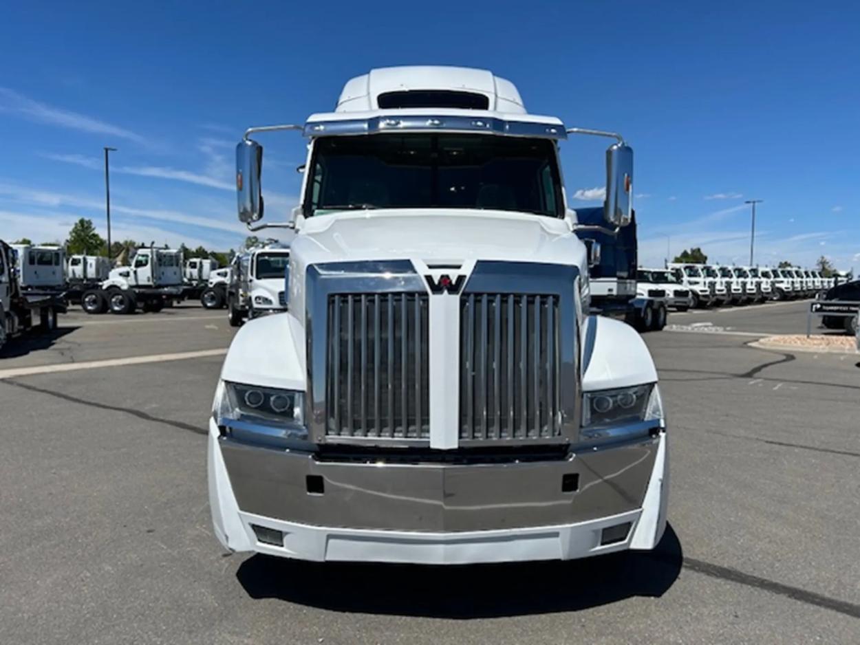 2022 Western Star 5700XE | Photo 2 of 22