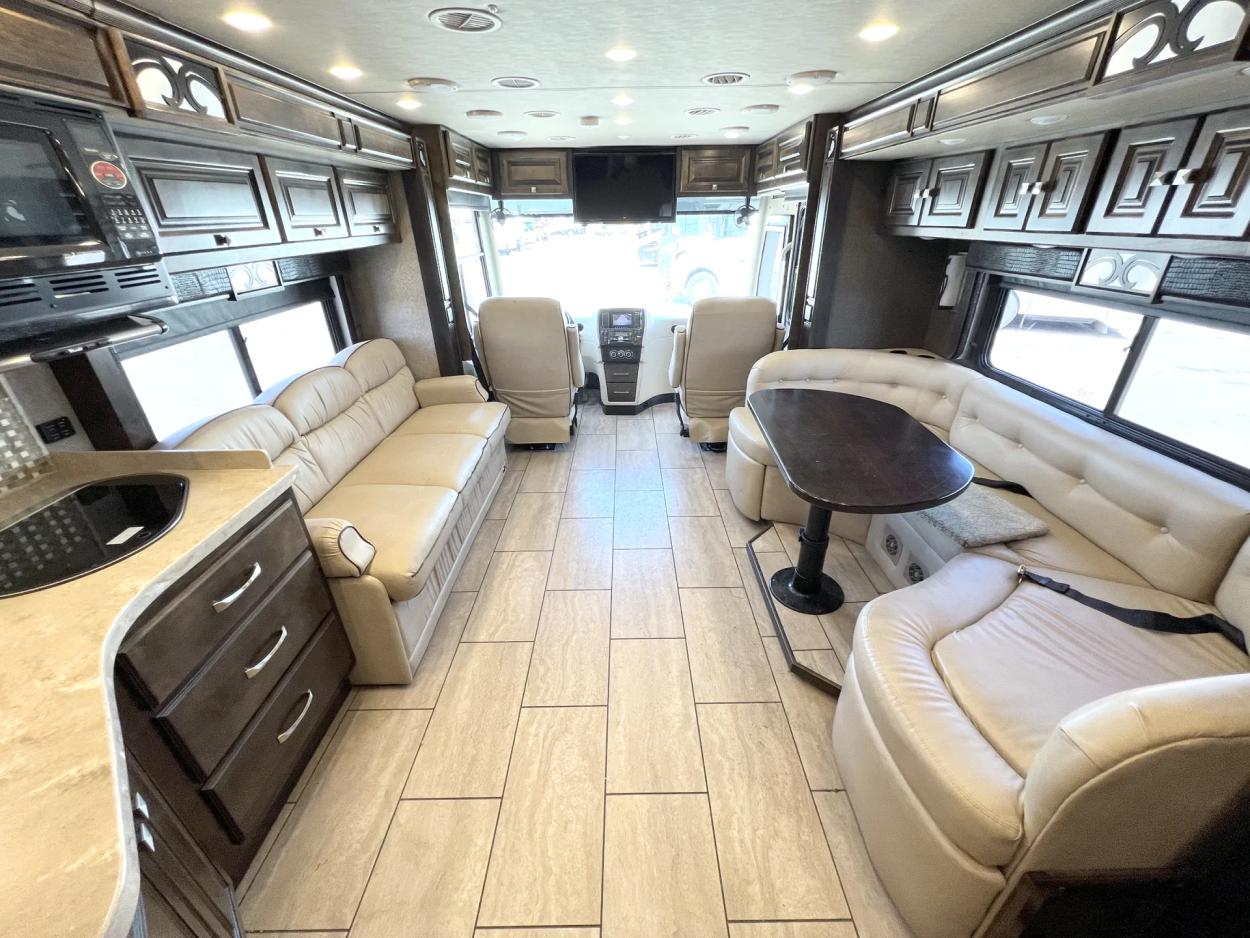 2017 Tiffin Allegro Breeze 32BR | Photo 4 of 27