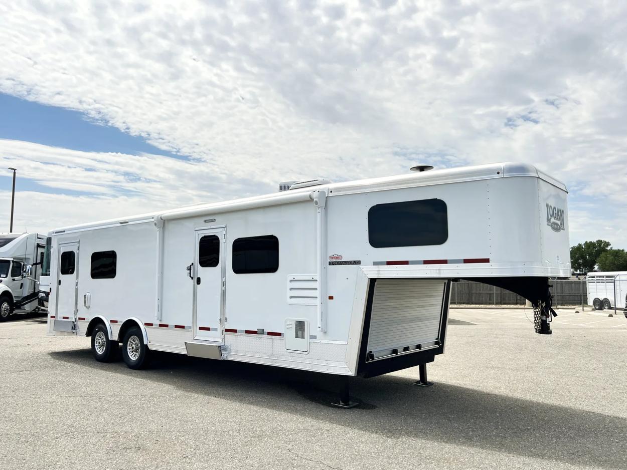 2022 Logan Coach Ultimate Sports Hauler 