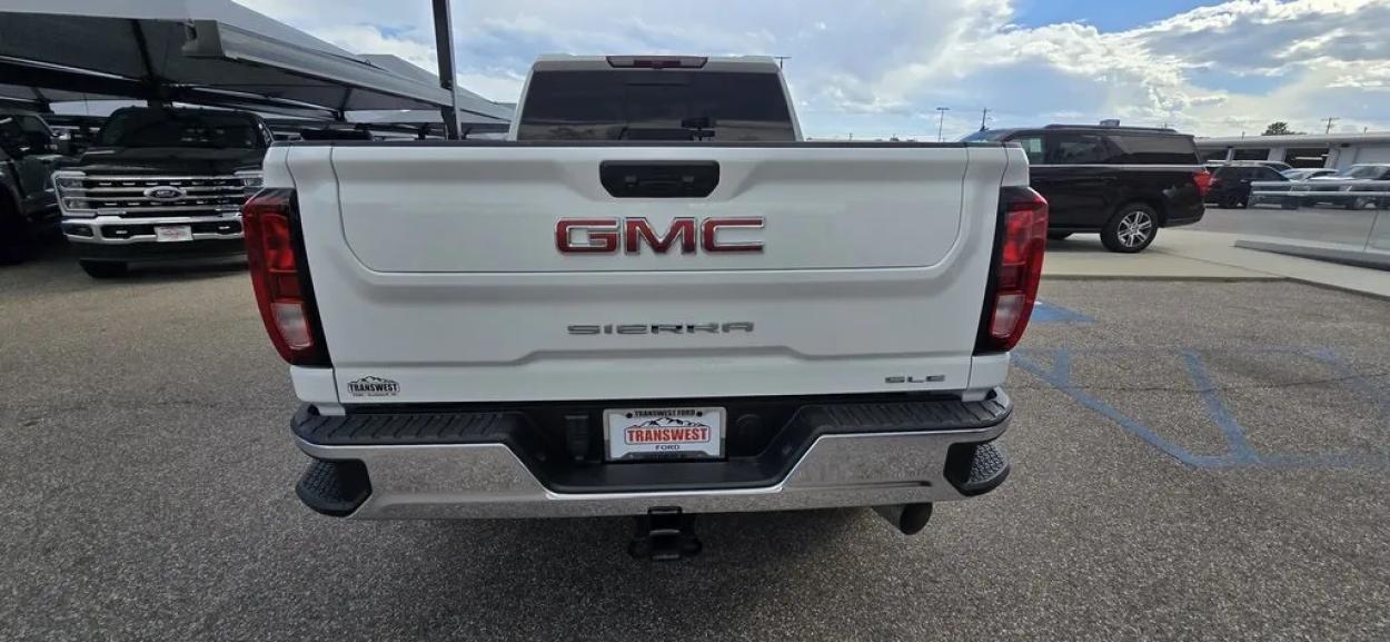 2023 GMC Sierra 2500HD | Photo 7 of 32