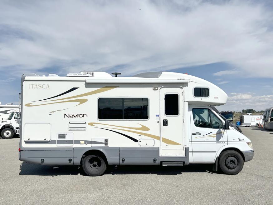 2007 Winnebago Navion 23H | Photo 2 of 20