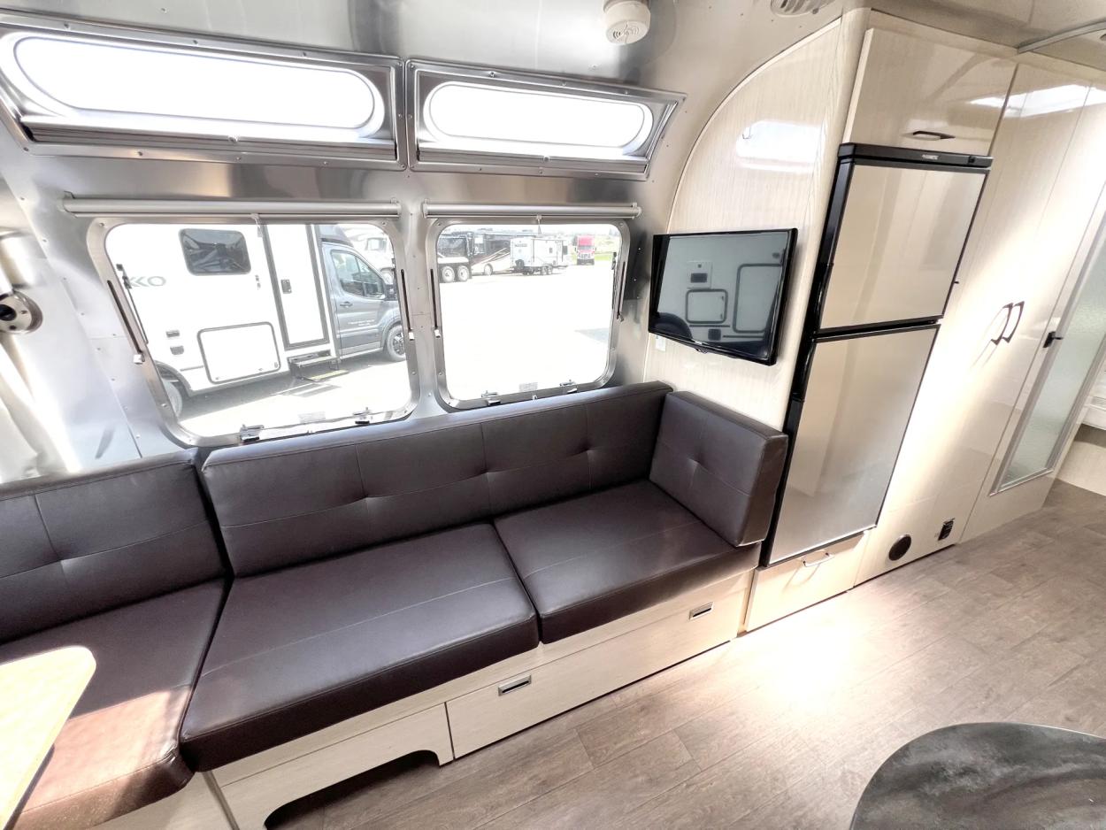 2019 Airstream International 27FB | Photo 7 of 19