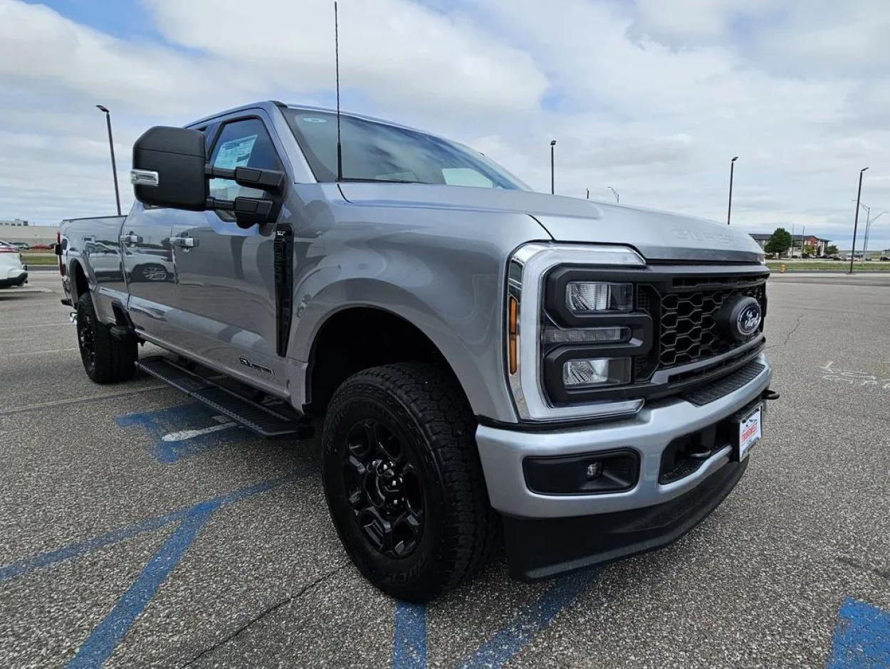 2024 Ford F-350SD | Photo 3 of 32