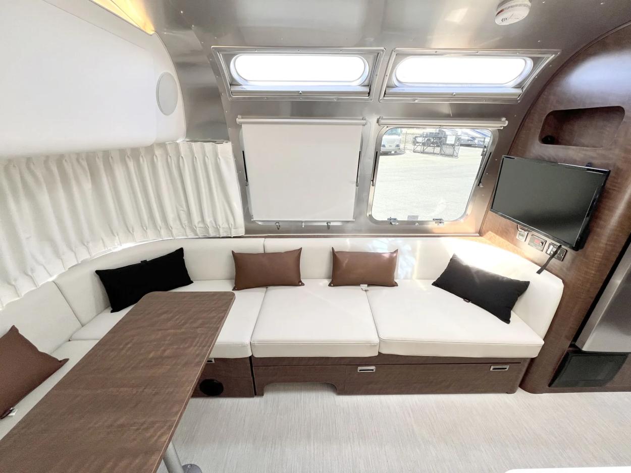 2023 Airstream Globetrotter M-27FB | Photo 8 of 23