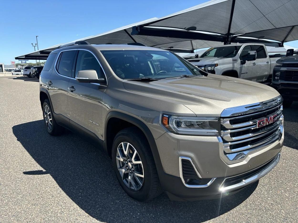 2023 GMC Acadia SLT | Photo 6 of 25