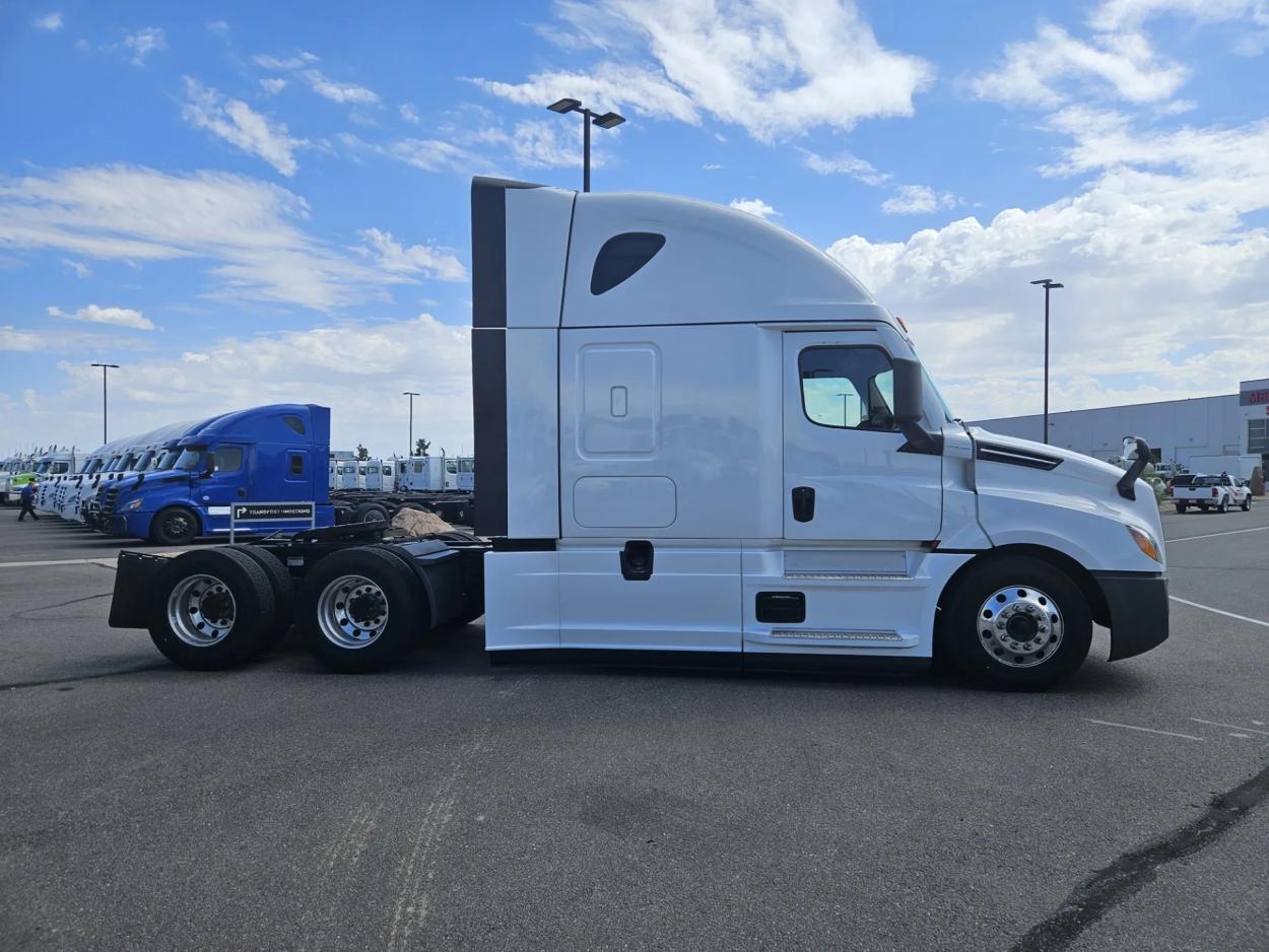 2024 Freightliner Cascadia 126 | Photo 4 of 18