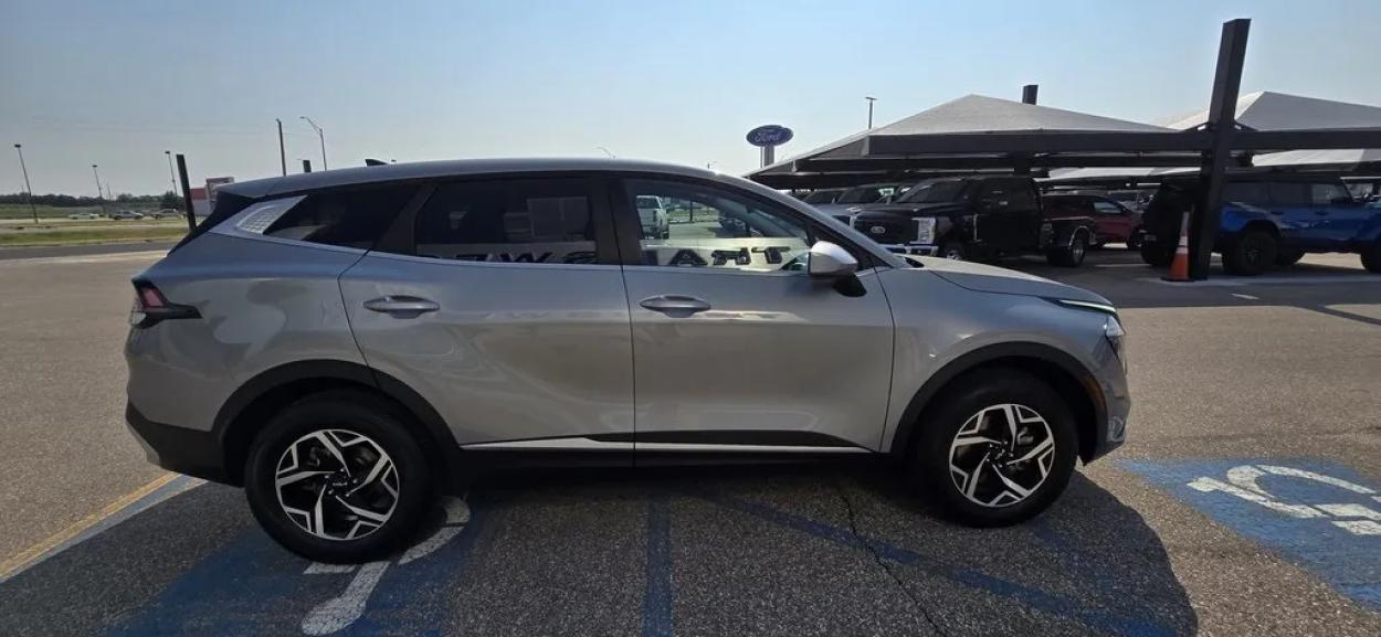 2023 Kia Sportage | Photo 4 of 27