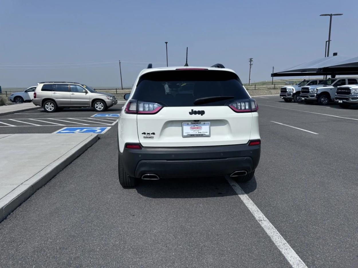 2019 Jeep Cherokee Latitude Plus | Photo 4 of 15