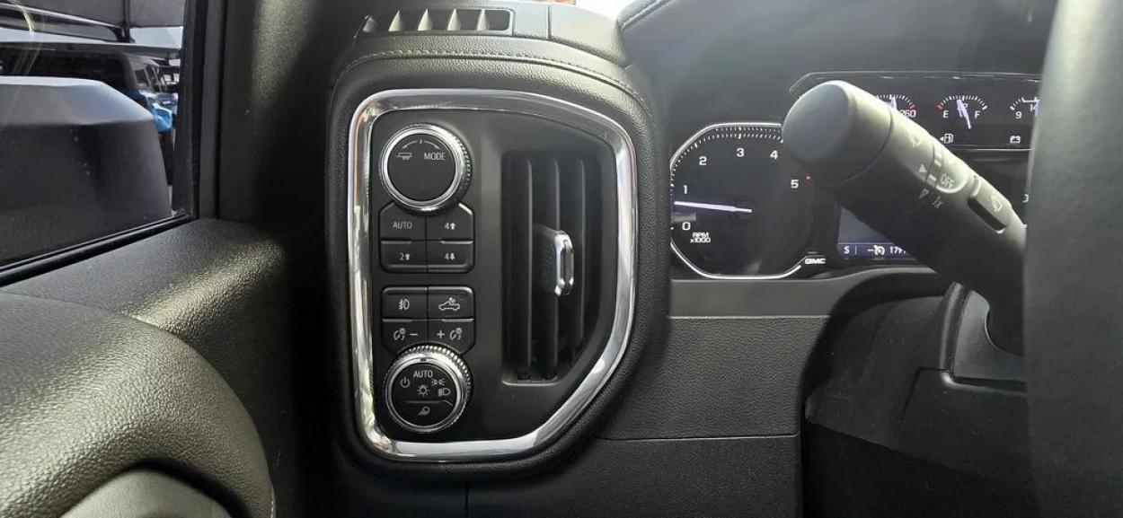 2023 GMC Sierra 2500HD | Photo 14 of 32