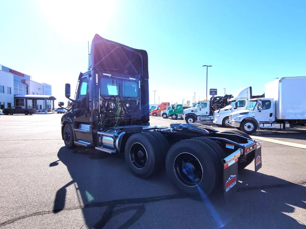 2024 Freightliner Cascadia 126 | Photo 7 of 12