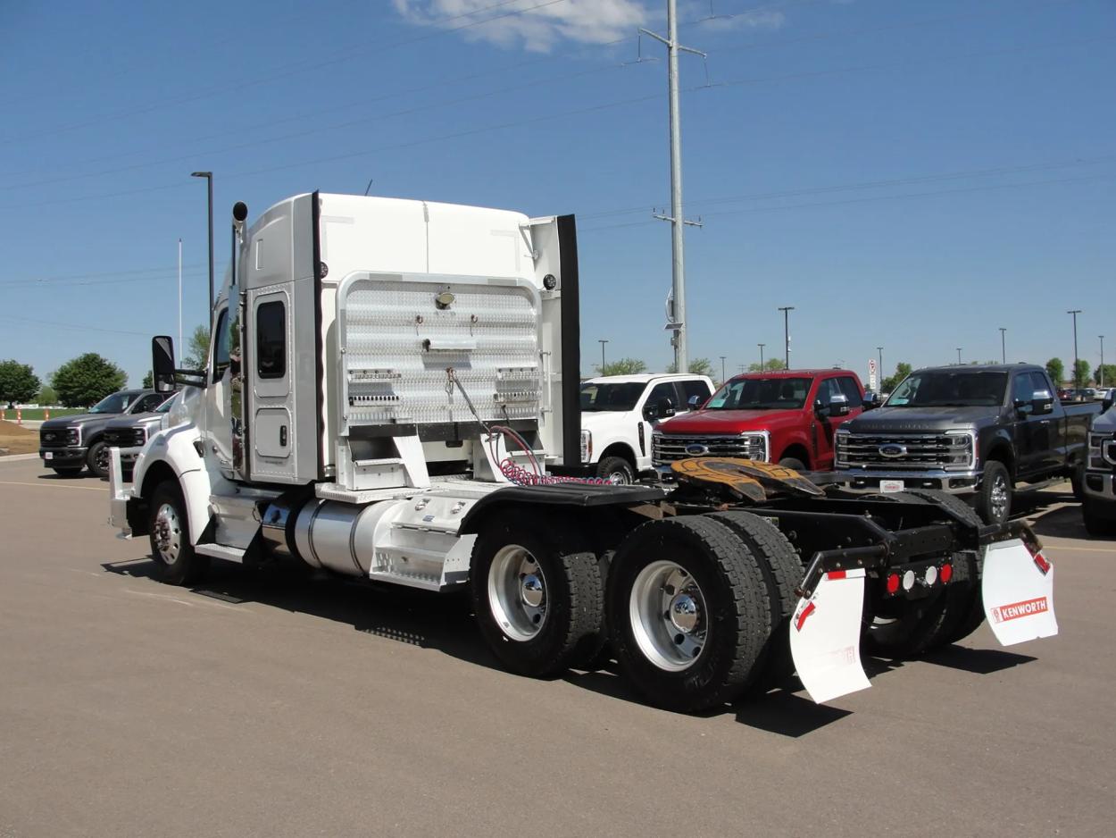 2017 Kenworth T880 | Photo 3 of 22