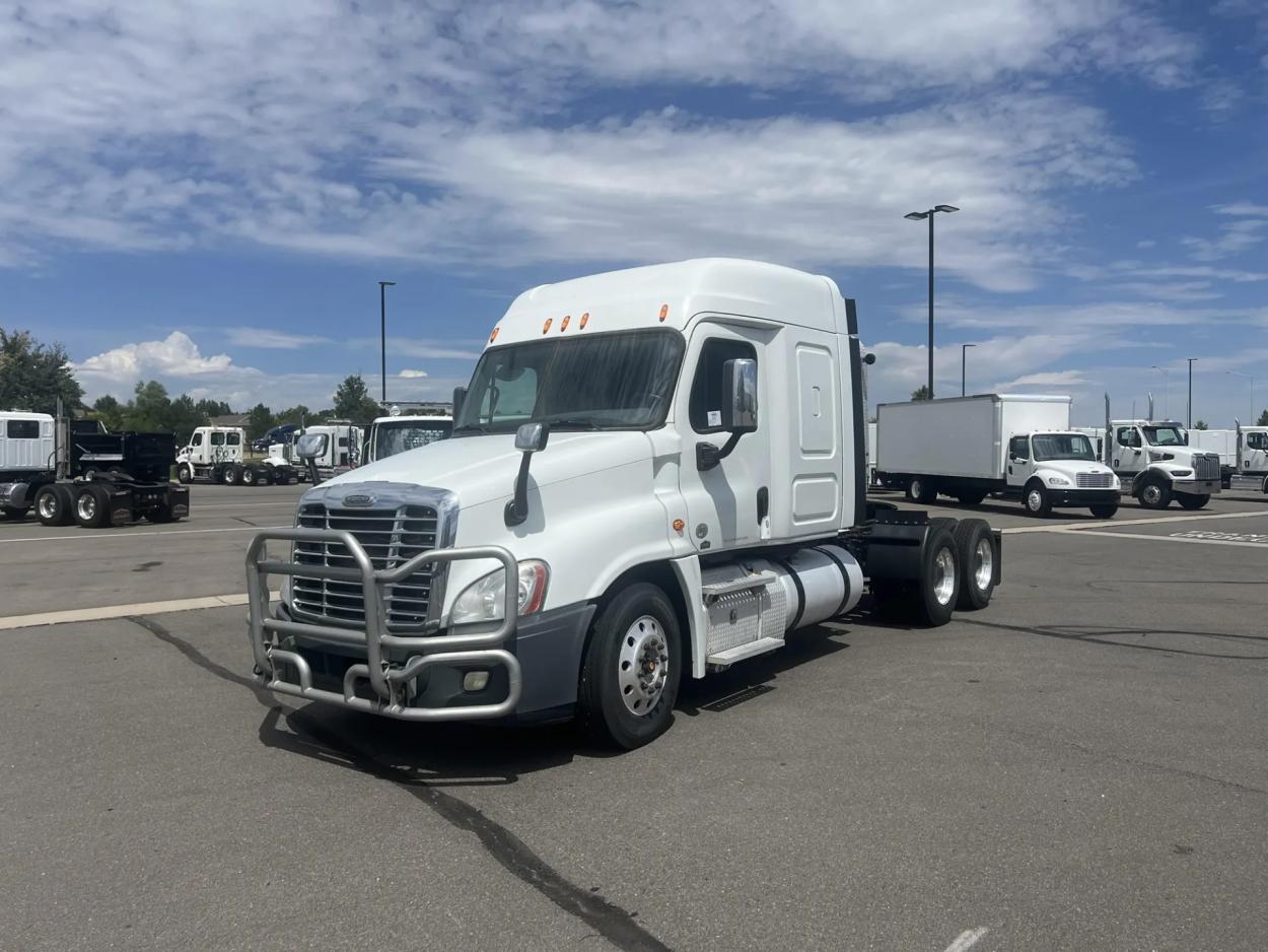 2015 Freightliner Cascadia | Photo 1 of 20