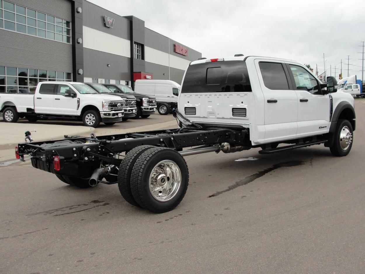 2024 Ford F-550 | Photo 5 of 15