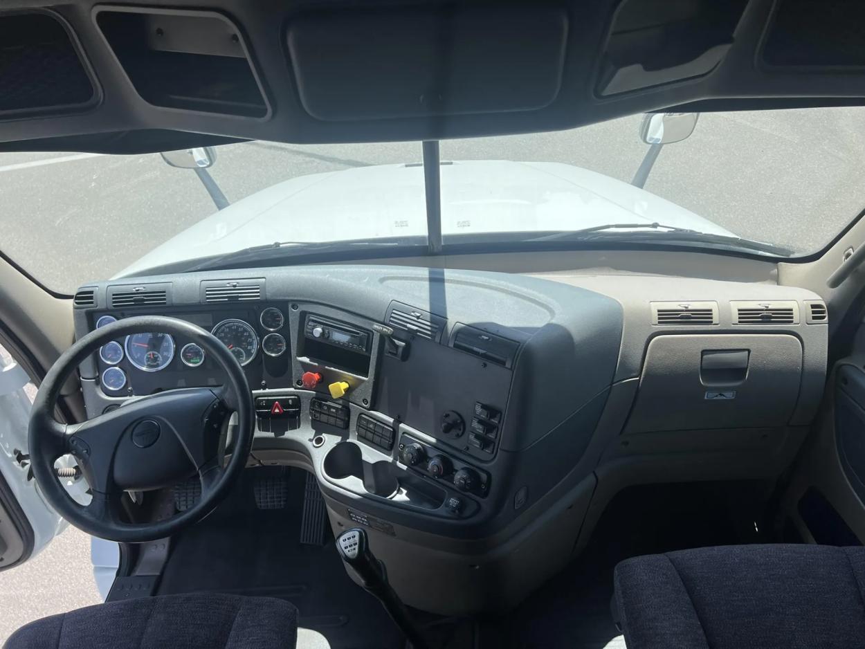 2015 Freightliner Cascadia | Photo 18 of 21