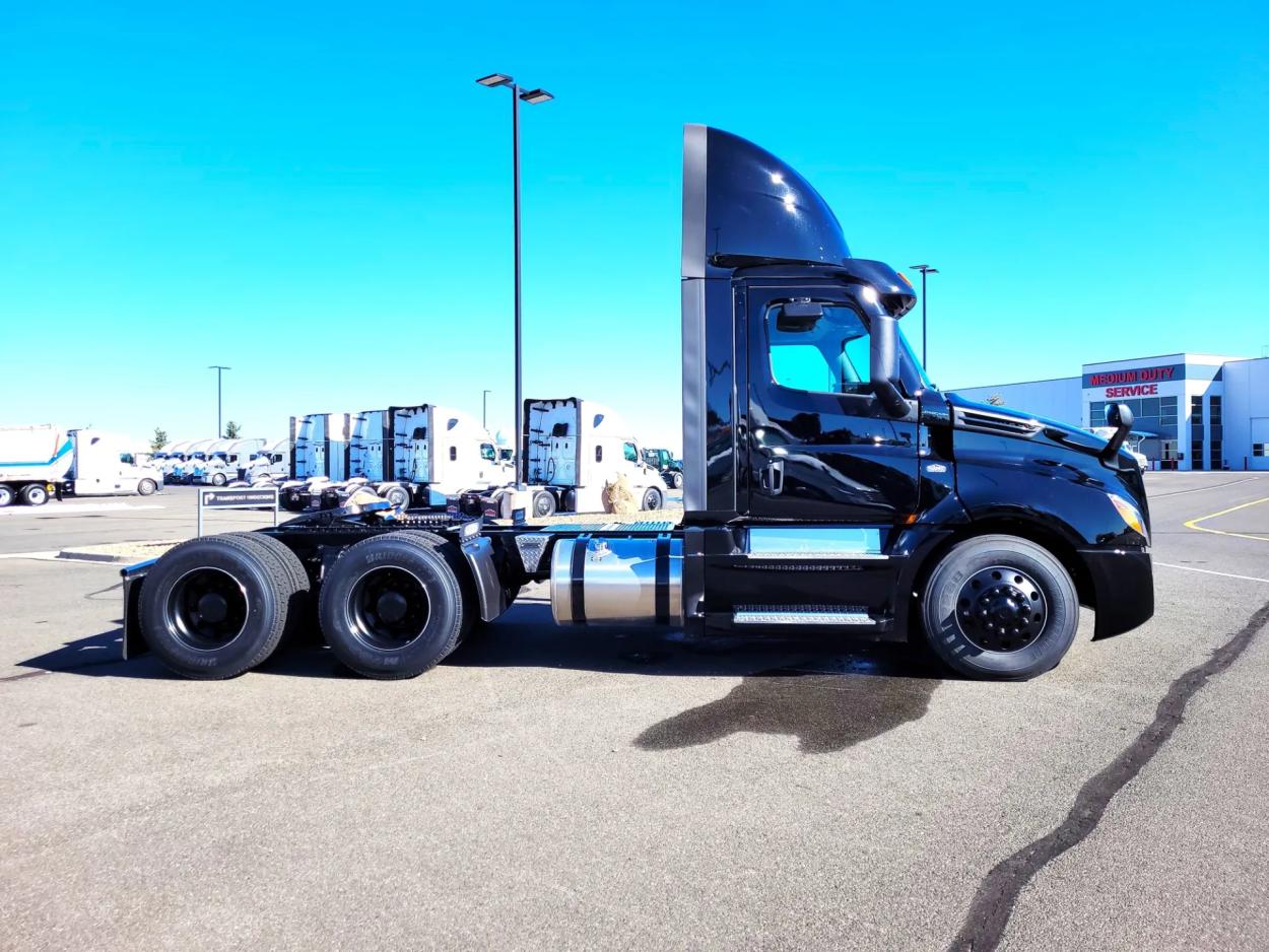 2024 Freightliner Cascadia 126 | Photo 4 of 12