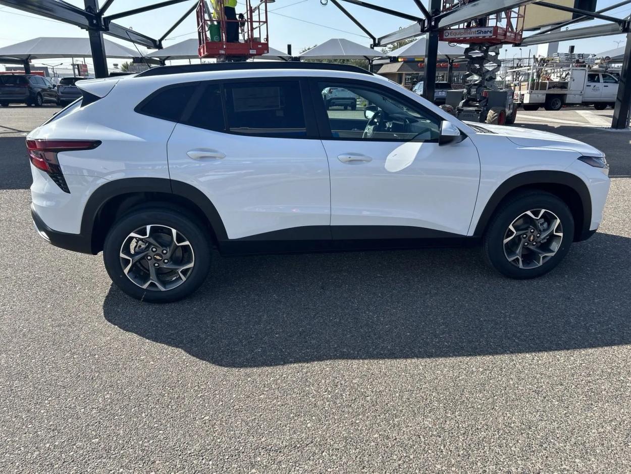 2025 Chevrolet Trax LT | Photo 5 of 22