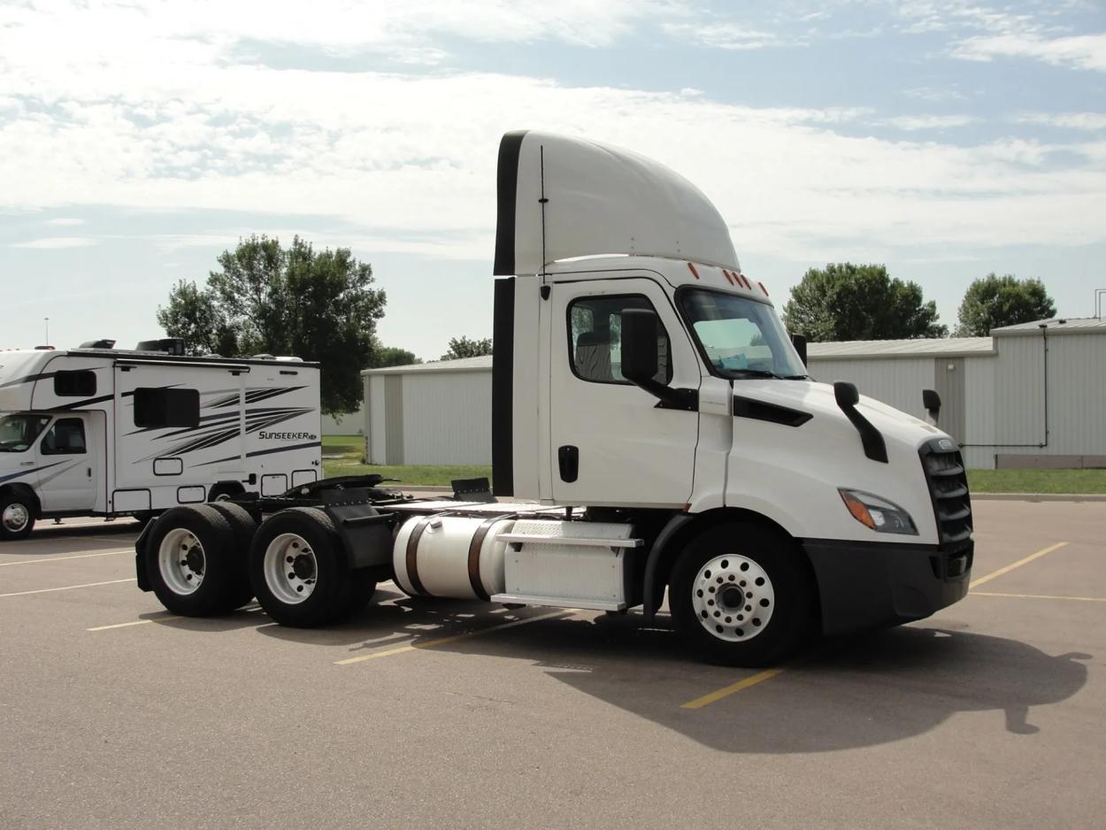 2019 Freightliner Cascadia | Photo 7 of 11