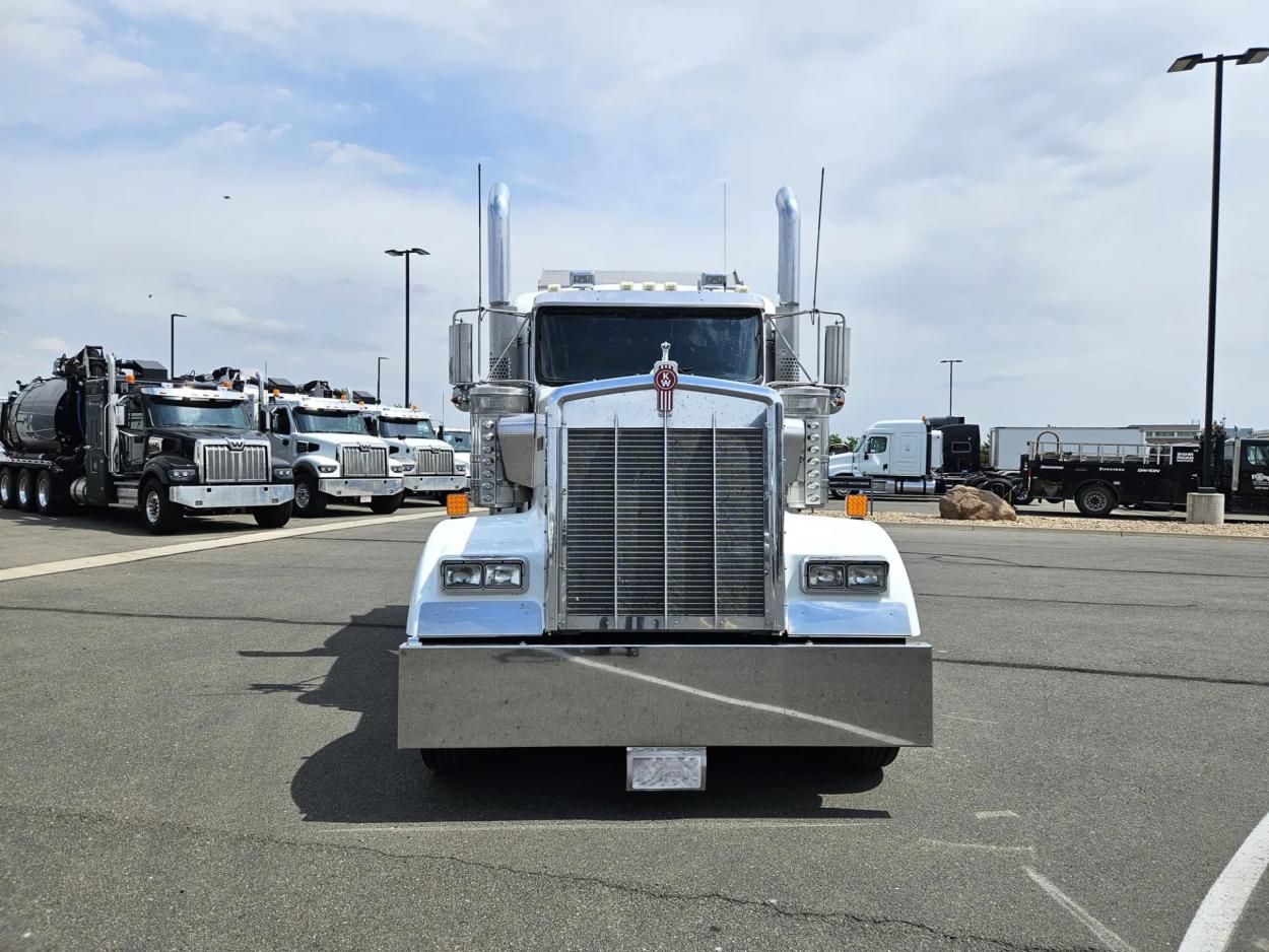 2020 Kenworth W900 | Photo 2 of 15