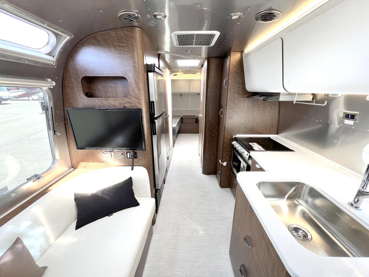 2023 Airstream Globetrotter M-27FB | Photo 5 of 23