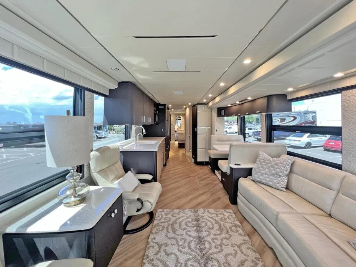 2020 Emerald Prevost H3-45 | Photo 4 of 40