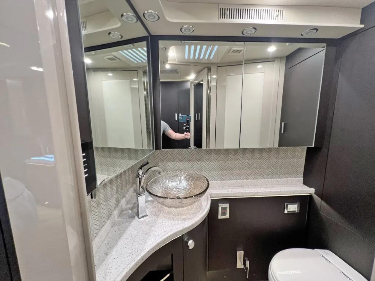 2020 Emerald Prevost H3-45 | Photo 22 of 40