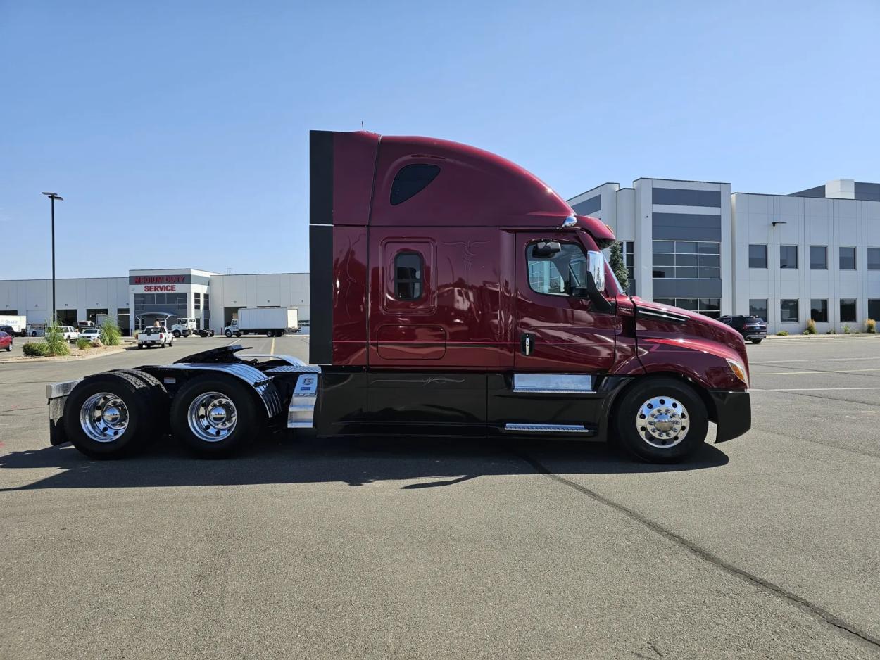 2023 Freightliner Cascadia 126 | Photo 5 of 26