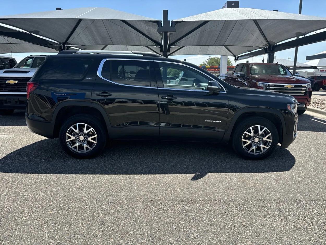 2023 GMC Acadia SLT | Photo 5 of 24