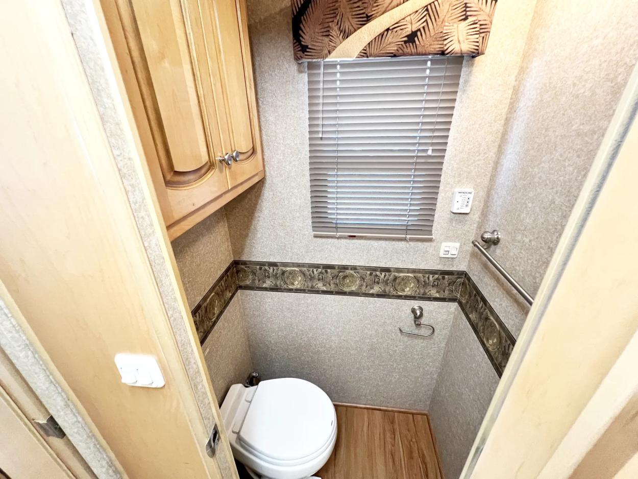 2007 Newmar Dutch Star 4324 | Photo 13 of 31