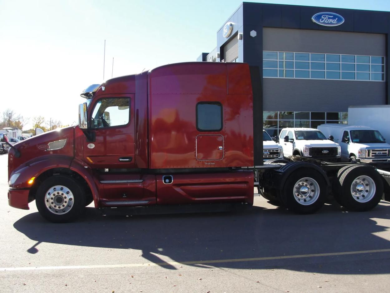 2019 Peterbilt 579 | Photo 2 of 16