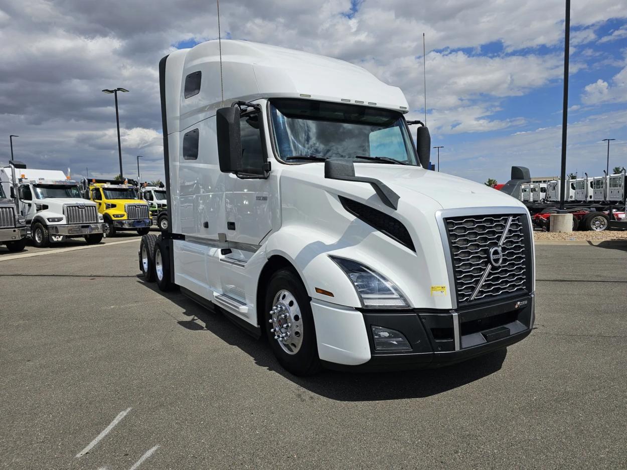 2021 Volvo VNL | Photo 3 of 21