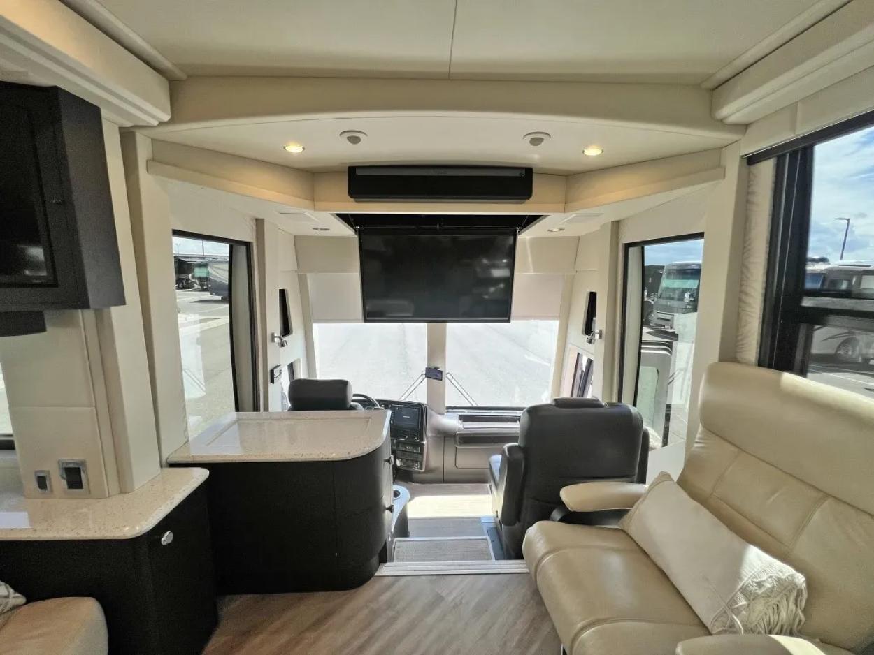 2020 Emerald Prevost H3-45 | Photo 6 of 40