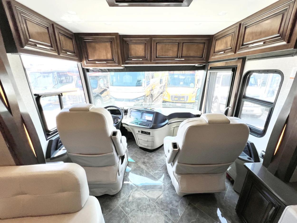 2019 Newmar New Aire 3341 | Photo 5 of 21