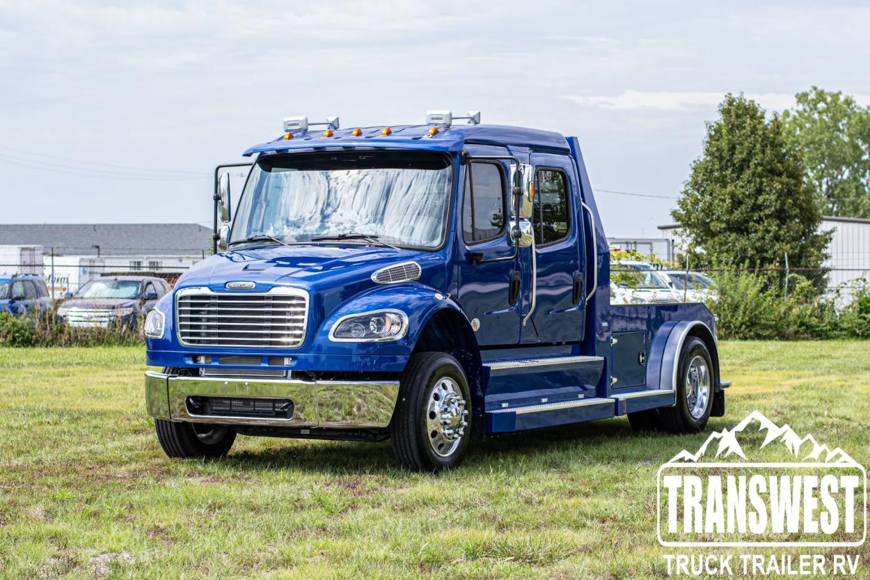 2023 Freightliner M2 106 Laredo | Photo 3 of 20