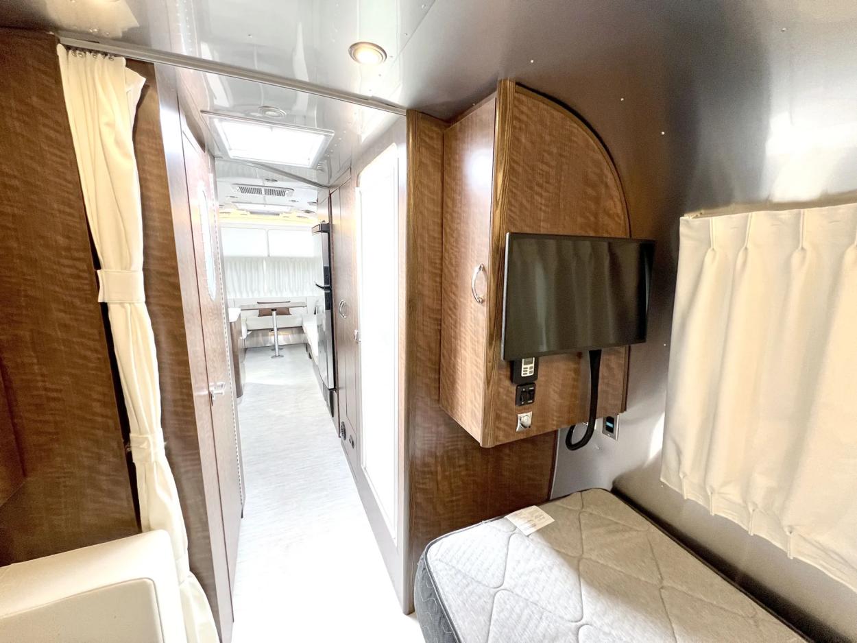 2023 Airstream Globetrotter M-27FB | Photo 16 of 23