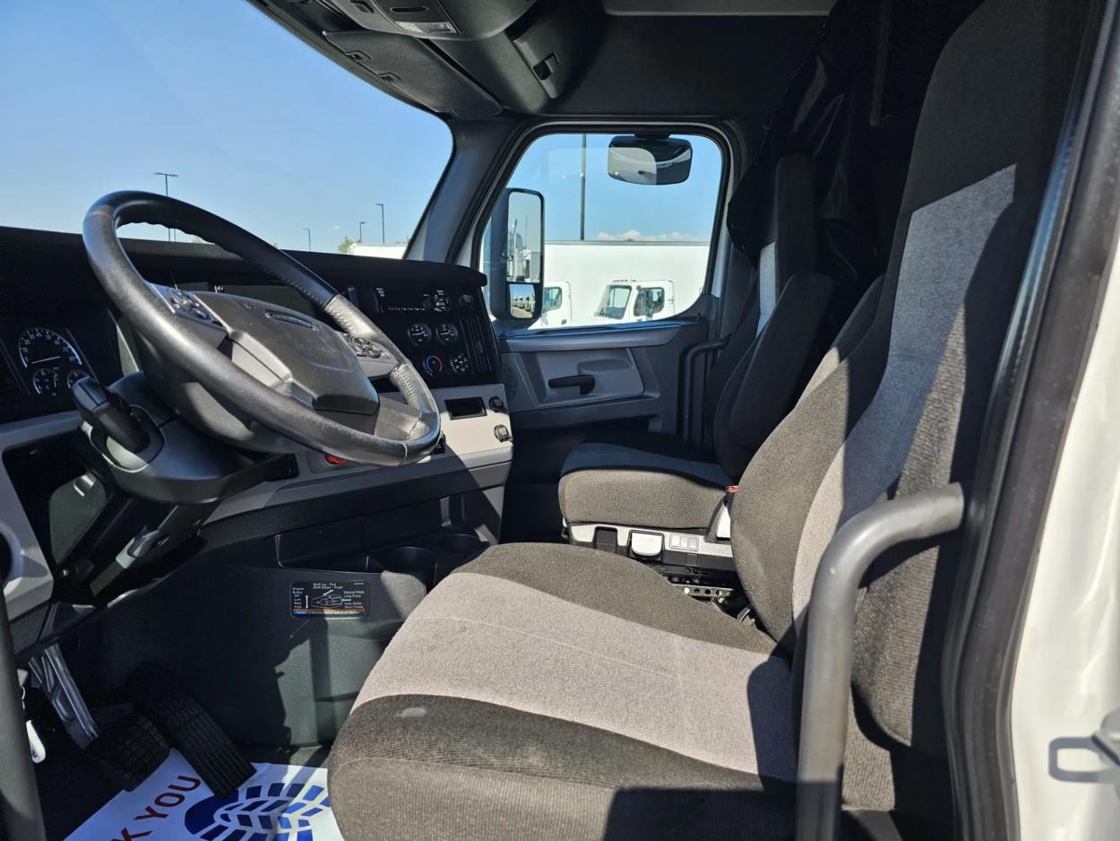 2021 Freightliner Cascadia 126 | Photo 15 of 22